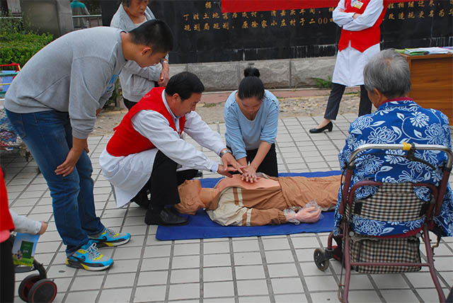 傳播應(yīng)急知識(shí) 關(guān)愛(ài)生命健康 ——濰坊市市立醫(yī)院急救知識(shí)科普進(jìn)社區(qū)